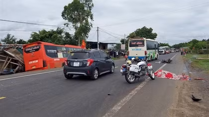 Xe khách vượt ẩu tông liên hoàn, 3 người thương vong
