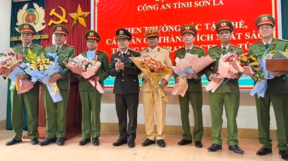Khen thưởng Ban chuyên án bắt giữ đối tượng mang súng vận chuyển 22 bánh heroin