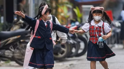 Học sinh tiểu học hào hứng đến trường học trực tiếp