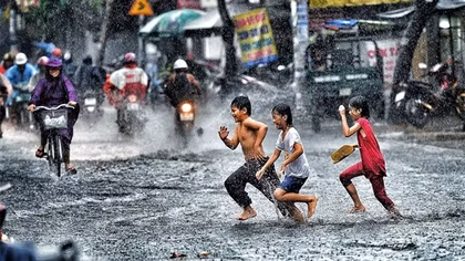 Mưa lớn khắp cả nước, đề phòng tố lốc và gió giật mạnh