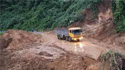 Thông xe một làn tại nơi sạt lở trên QL19C sau 36 giờ khắc phục sự cố