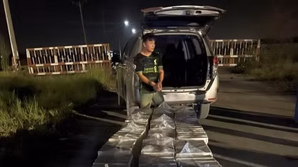 Gom thuốc lá lậu ở chợ biên giới đưa về TP Hồ Chí Minh