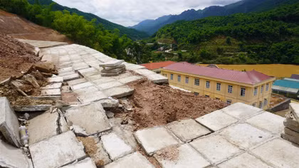 Dự án chống sạt lở gần 40 tỷ đồng vừa làm xong đã hư hỏng