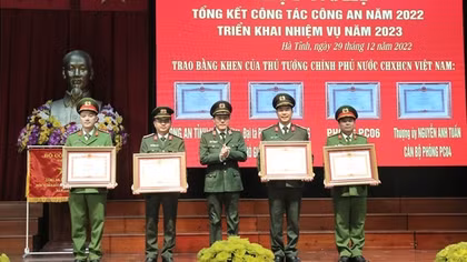 Thứ trưởng Lương Tam Quang biểu dương và chúc mừng Công an Hà Tĩnh trong thực hiện Đề án 06