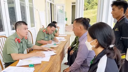 Đến tận xã cấp hộ chiếu cho người dân