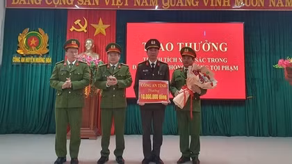 Khen thưởng vụ bắt 2 đối tượng tàng trữ 54.400 viên ma túy