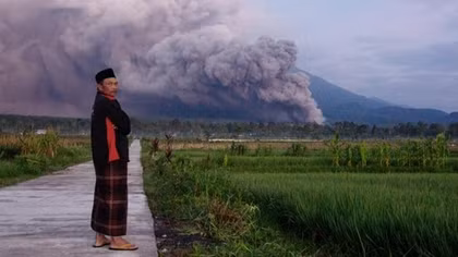 Núi lửa cao nhất Java phun trào, Indonesia đưa ra mức cảnh báo cao nhất