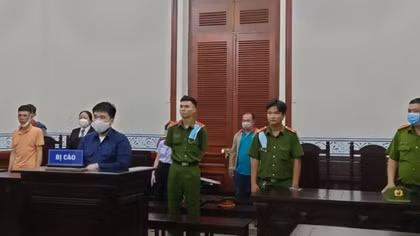 Nước nhà xưởng rơi ướt đàn gà, tức khí chém gục hàng xóm