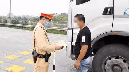 Liều chở quá tải để bù tiền xăng, tài xế xe tải bị CSGT phạt nặng