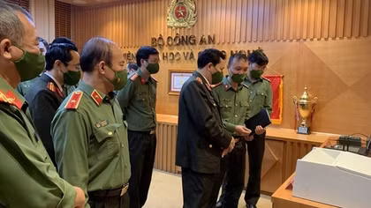 Đẩy mạnh nghiên cứu khoa học công nghệ phục vụ đắc lực công tác, chiến đấu