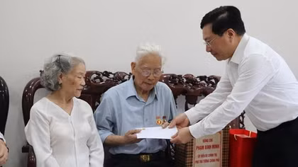 Phó Thủ tướng Thường trực Phạm Bình Minh thăm, tặng quà người có công tại Đà Nẵng