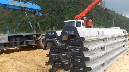 Dân tá hoả trước nguy cơ bùn đất thải triệt đường nuôi tôm cá