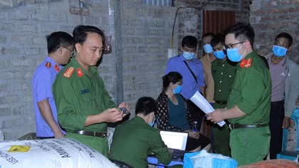 Kinh hoàng kho chứa 1,3 tấn thuốc nổ và xyanua nằm giữa trung tâm xã