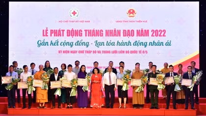 Chủ tịch nước Nguyễn Xuân Phúc dự lễ phát động Tháng Nhân đạo năm 2022
