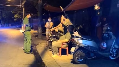 Về quê quay lại phòng trọ, hoảng hốt khi thấy chồng tự tử