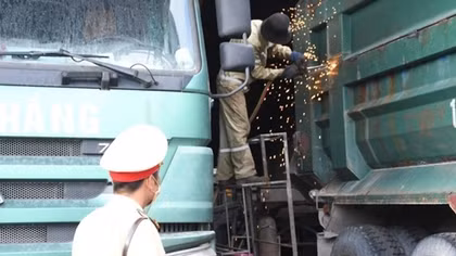 Hải Phòng mạnh tay “trảm” xe quá khổ, quá tải