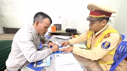 Xử phạt lái xe tải không nhường đường cho xe cứu thương