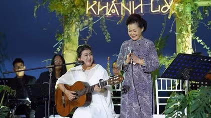Ca sĩ Khánh Ly biểu diễn bài hát không được cấp phép