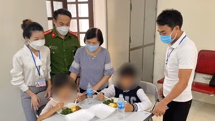 Công an xác minh thông tin bé gái bị bố lột hết quần áo, treo lên trần nhà đánh
