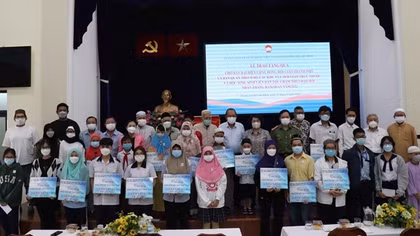 Trao tặng học bổng cho học sinh, sinh viên đồng bào Chăm tại TP Hồ Chí Minh
