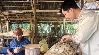 Người đàn ông bắt tre nứa biến hình