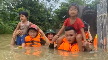 Trắng đêm giúp dân chạy lũ