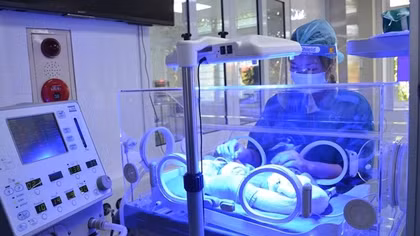 Cứu sống em bé sinh non bị suy hô hấp, ruột nằm trên lồng ngực