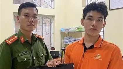 Chàng sinh viên vui mừng nhận lại tài sản quan trọng bị bỏ quên