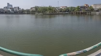 Đi tập thể dục, phát hiện thi thể bé trai 9 tuổi dưới hồ nước