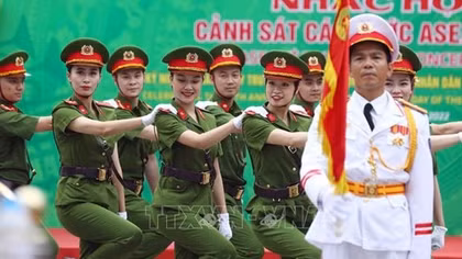 Hình ảnh người chiến sĩ CSND đã chạm tới trái tim người dân