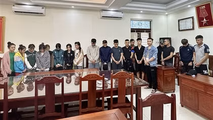 Bắt nhóm bay lắc, thu giữ 29 bình khí và hàng nghìn quả bóng cười