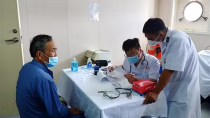 Tàu Hải quân Việt Nam khám sức khỏe, cấp thuốc cho người dân Phú Yên