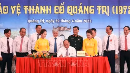 Chủ tịch nước dâng hương tưởng nhớ các Anh hùng liệt sĩ tại Thành cổ Quảng Trị