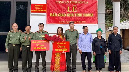 Bàn giao nhà tình nghĩa cho cán bộ Công an có hoàn cảnh khó khăn