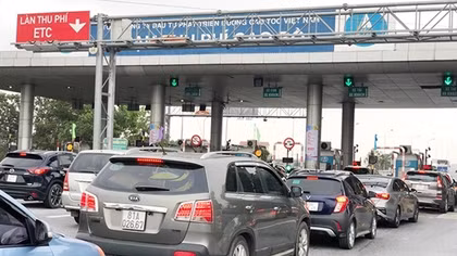 Xe qua trạm phải trả tiền mặt trong khi tài khoản giao thông vẫn trừ tiền