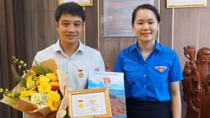 Tặng huy hiệu “Tuổi trẻ dũng cảm” cho nam thanh niên lao xuống sông cứu người