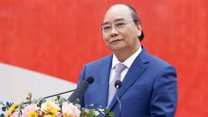 Chủ tịch nước Nguyễn Xuân Phúc trao quà Tết cho các hộ nghèo