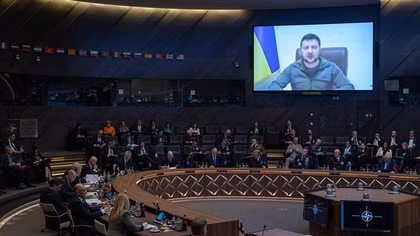 Tổng thống Ukraine kêu gọi NATO cấp máy bay chiến đấu để giải vây cho các thành phố