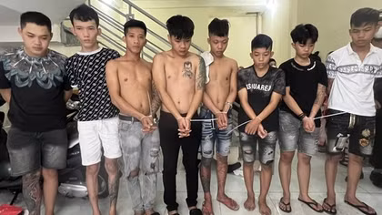 Thủ đoạn của cặp vợ chồng chuyên khống chế tiếp viên bằng ảnh khỏa thân