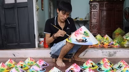 Chàng trai trẻ “thổi hồn” cho nón lá xứ Huế