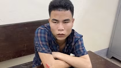 Mâu thuẫn trả tiền taxi, dùng đá ném đồng nghiệp trọng thương