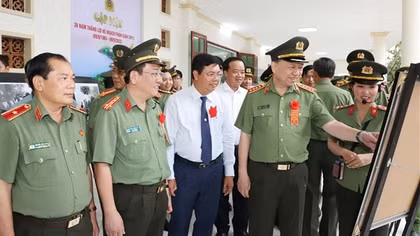 Bộ trưởng Tô Lâm xúc động gặp lại những cán bộ Công an tham gia Kế hoạch CM12