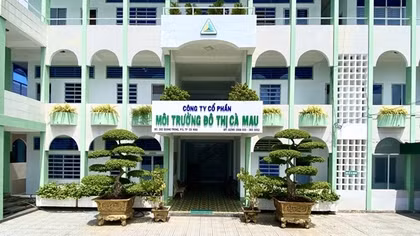 Chi sai hơn 100 triệu đồng mua 4 Iphone đem "tặng" lãnh đạo