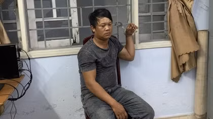 Mâu thuẫn trên bàn nhậu, thanh niên dùng kéo đâm chết bạn