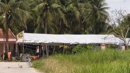Chế cồn khử khuẩn vào rượu uống, 2 người ngộ độc tử vong