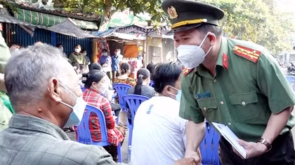 Công an tỉnh An Giang động viên, hỗ trợ tiểu thương bị thiệt hại do hỏa hoạn