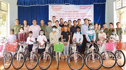 Tặng xe đạp cho học sinh nghèo vượt khó