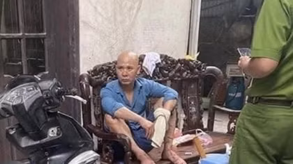 Chồng chém vợ trọng thương rồi ngồi "thần mặt" trên ghế salon