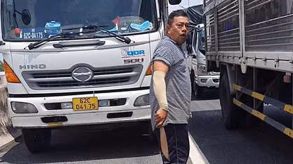 Tài xế xe tải cầm dao dọa chém lái xe cứu thương