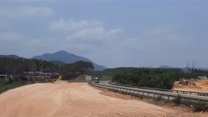 Dự án cao tốc Cam Lộ - La Sơn chậm tiến độ do vướng mặt bằng